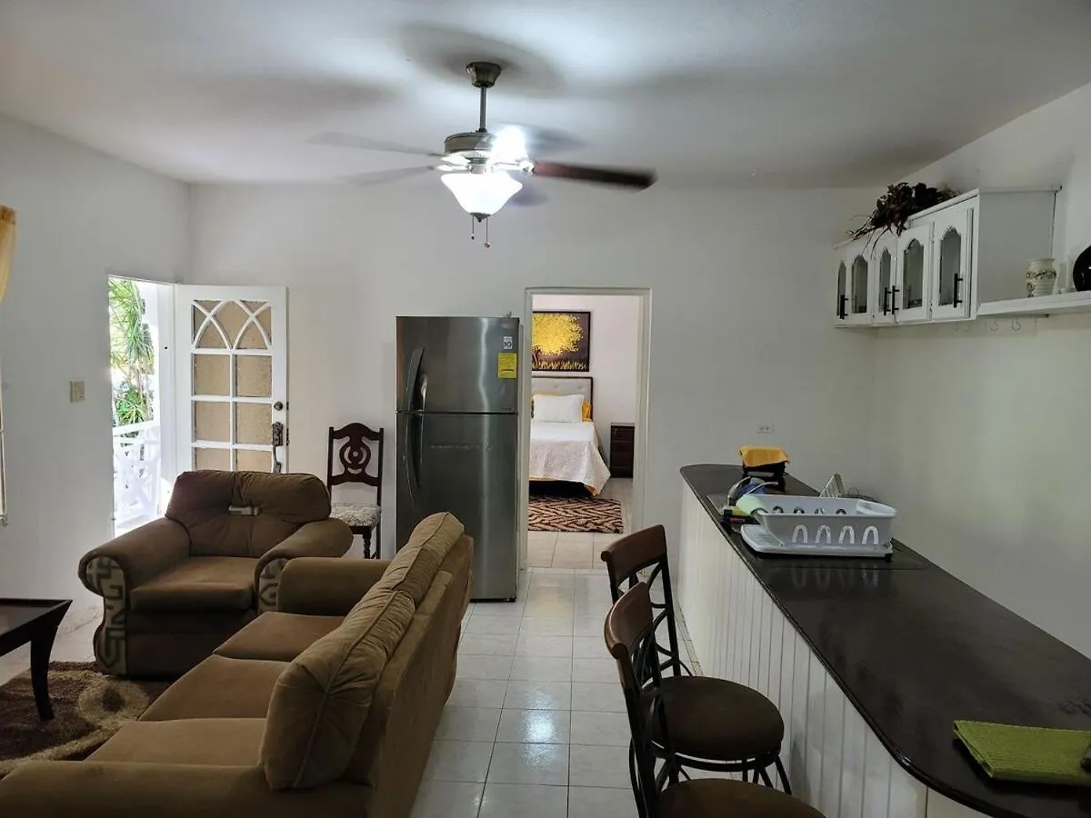 Modern 2 Bedroom With Free Parking, Green Spaces, Swimming Pool & Beach Access Negril