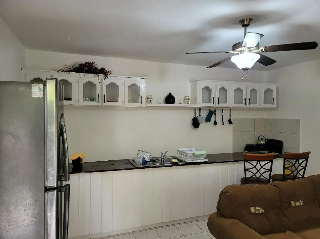 Modern 2 Bedroom With Free Parking, Green Spaces, Swimming Pool & Beach Access Negril 0*,