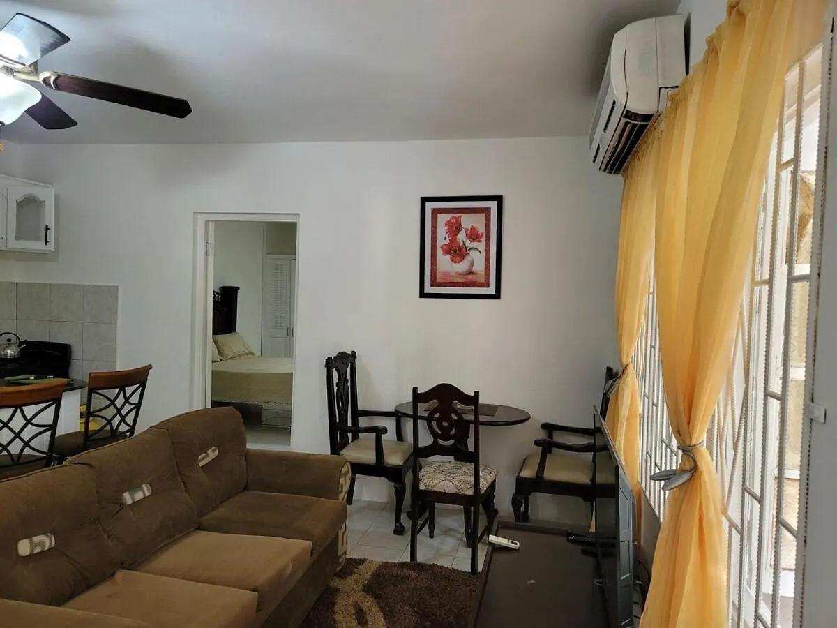 Modern 2 Bedroom With Free Parking, Green Spaces, Swimming Pool & Beach Access Negril Jamajka