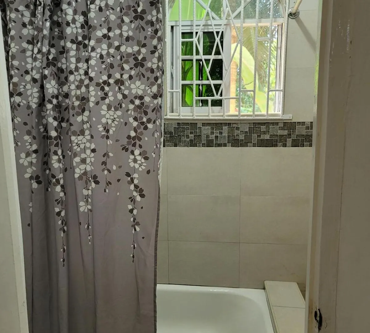 Prázdninový dům Modern 2 Bedroom With Free Parking, Green Spaces, Swimming Pool & Beach Access Negril