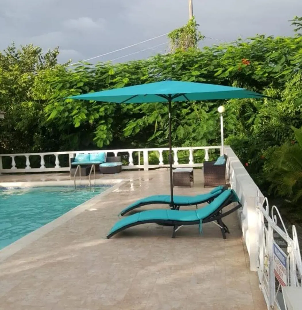 Modern 2 Bedroom With Free Parking, Green Spaces, Swimming Pool & Beach Access Negril Jamajka